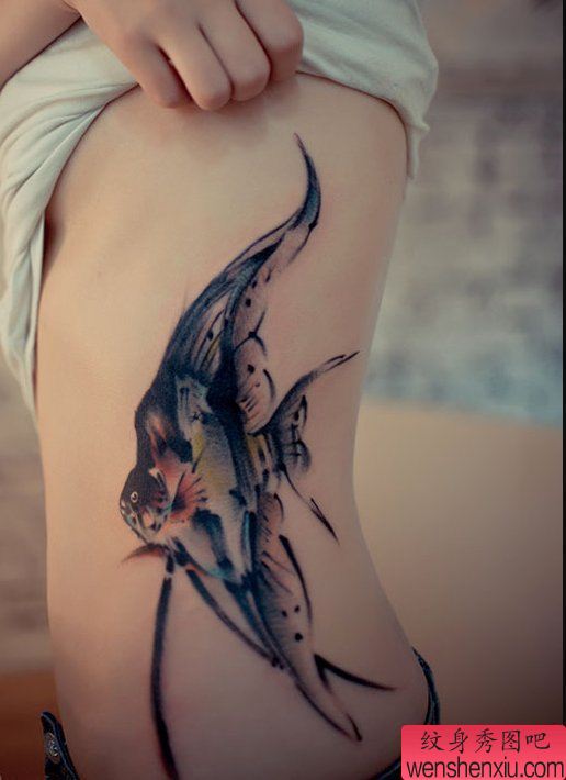 女人侧腰性感纹身图案