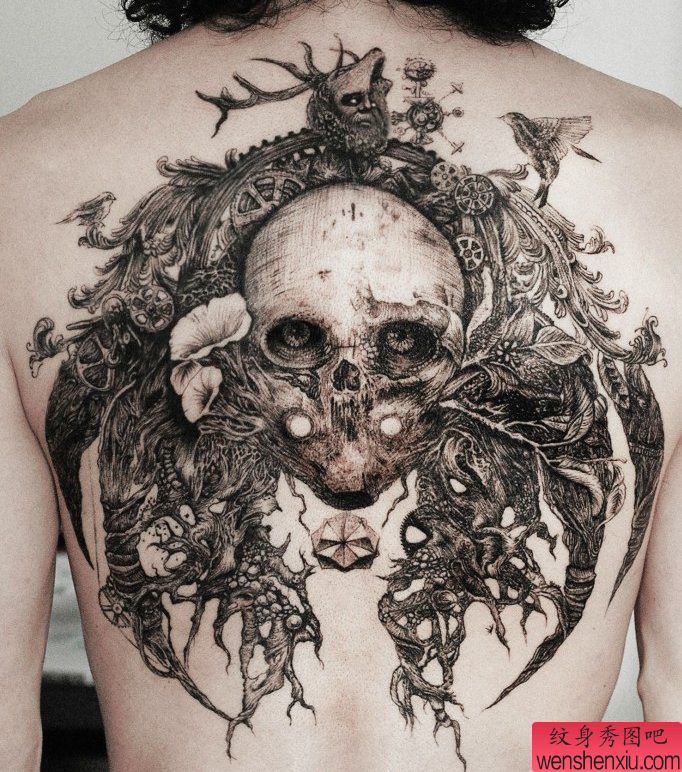 一幅女人背部骷髅头翅膀纹身图案