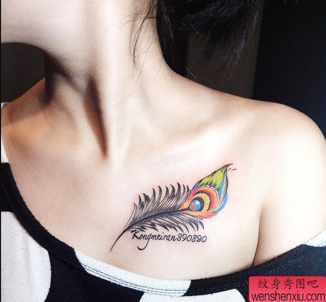 最好的纹身馆推荐一幅女人胸部彩色孔雀羽毛纹身