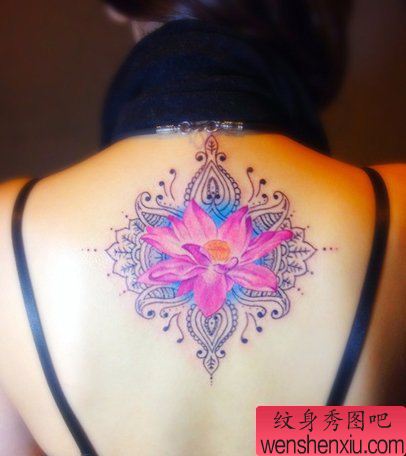 纹身秀图吧推荐一幅女人颈部彩色莲花纹身图案