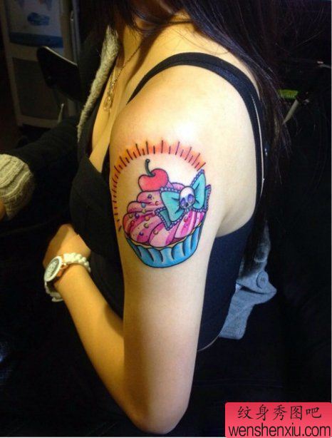 一幅女人手臂萌味冰淇淋纹身图案