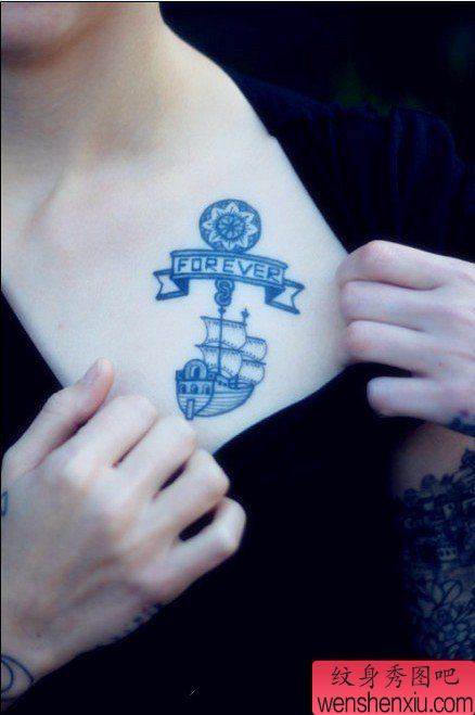 一幅欧美女生胸前蓝色帆船纹身图案