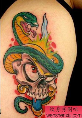一幅胳膊彩色蛇纹身图案