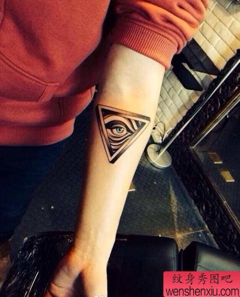 手臂上帝之眼纹身图案