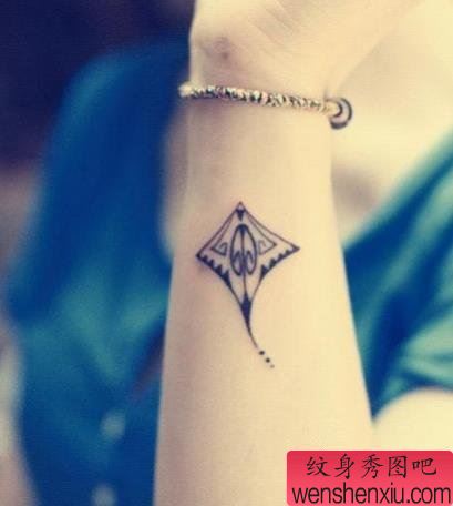 一幅女人手臂小清新风筝纹身图案