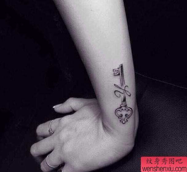 手腕钥匙纹身图案