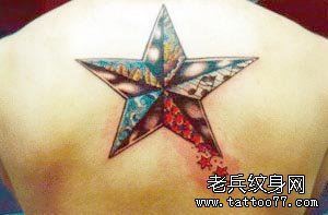 纹身馆推荐一幅肩背彩色五角星纹身图案