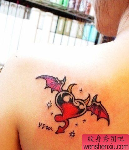 纹身秀图吧推荐 一幅肩背彩色小魔鬼纹身图案