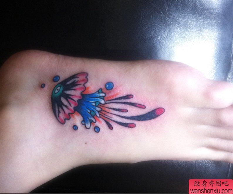 一幅脚背彩色小水母纹身图案