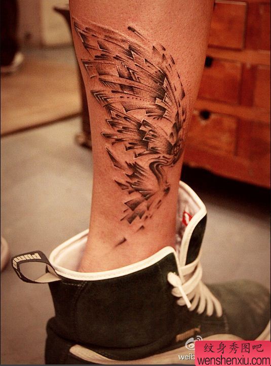 一幅小腿翅膀纹身图案