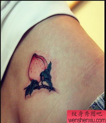 一幅臀部性感小桃纹身图案