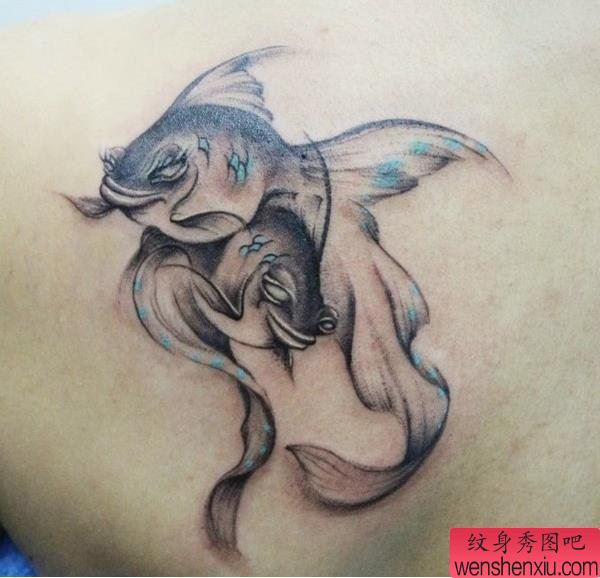 一幅女人肩背小金鱼纹身图案