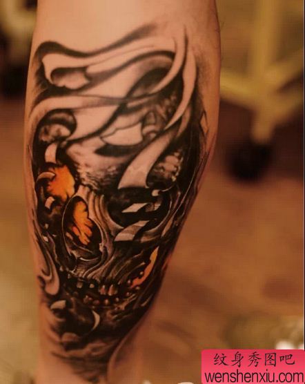 一幅腿部骷髅头纹身图案