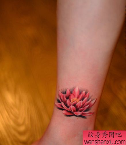 一幅女人手腕彩色莲花纹身图案