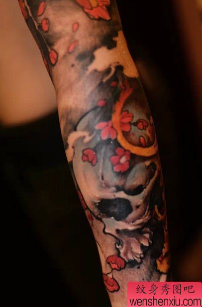 一幅手臂彩色骷髅头纹身图案