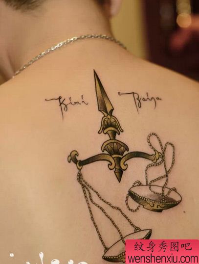 纹身秀图吧推荐一幅肩背天平座纹身图案