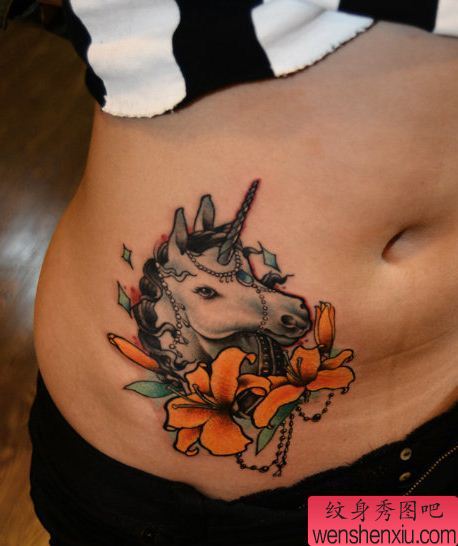 一幅女人腰部彩色school马纹身图案