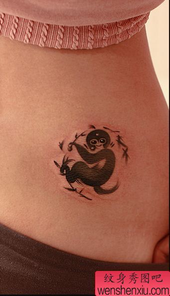 腰部顽皮水墨猴纹身图案