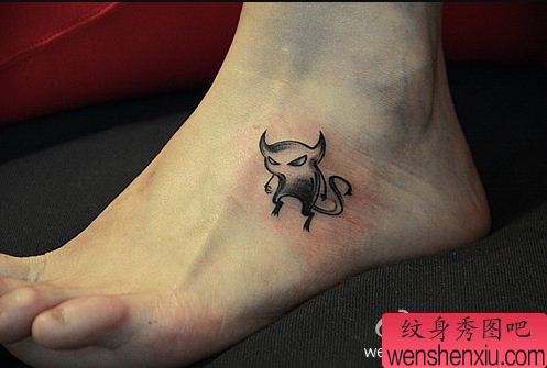 一幅女人脚部小卡通纹身图案