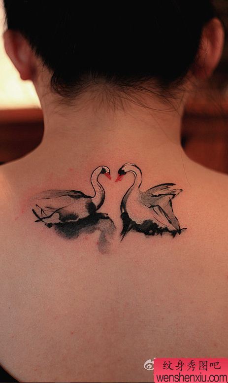 纹身秀图吧推荐一幅颈部天鹅纹身图案