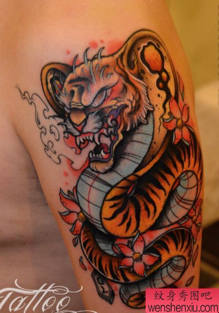 一幅胳膊彩色虎头纹身图案