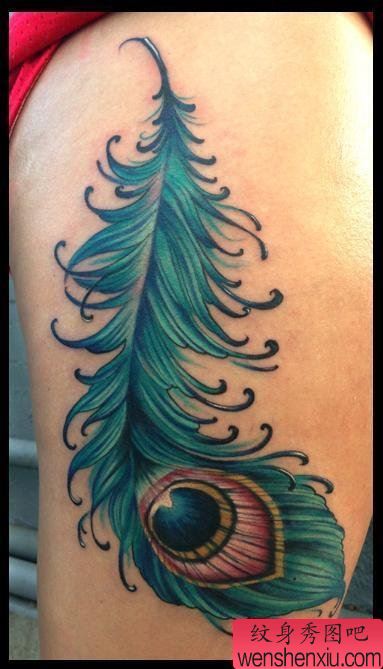一幅腿部彩色孔雀毛纹身图案