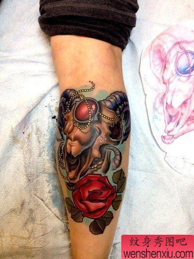 一幅腿部欧美风格羚羊玫瑰花纹身图案
