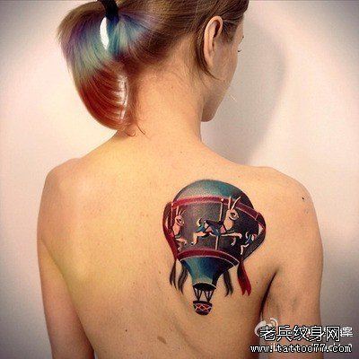 纹身秀图吧推荐一幅女人肩部彩色旋转木马纹身图案
