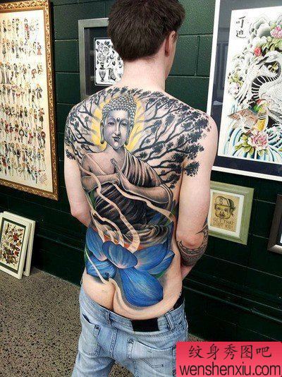 一幅满背佛莲花纹身图案