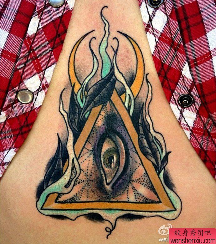 一幅个性的胸部上帝之眼纹身图案