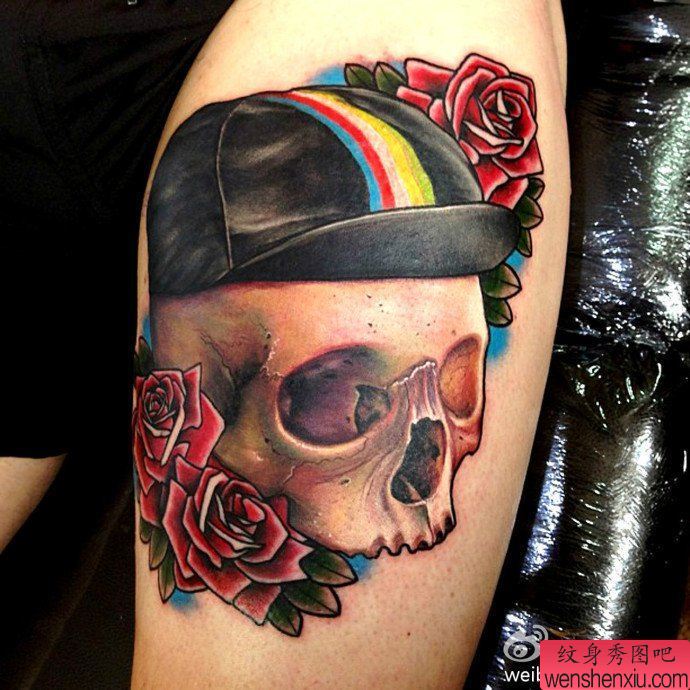 一幅腿部骷髅头玫瑰花纹身图案