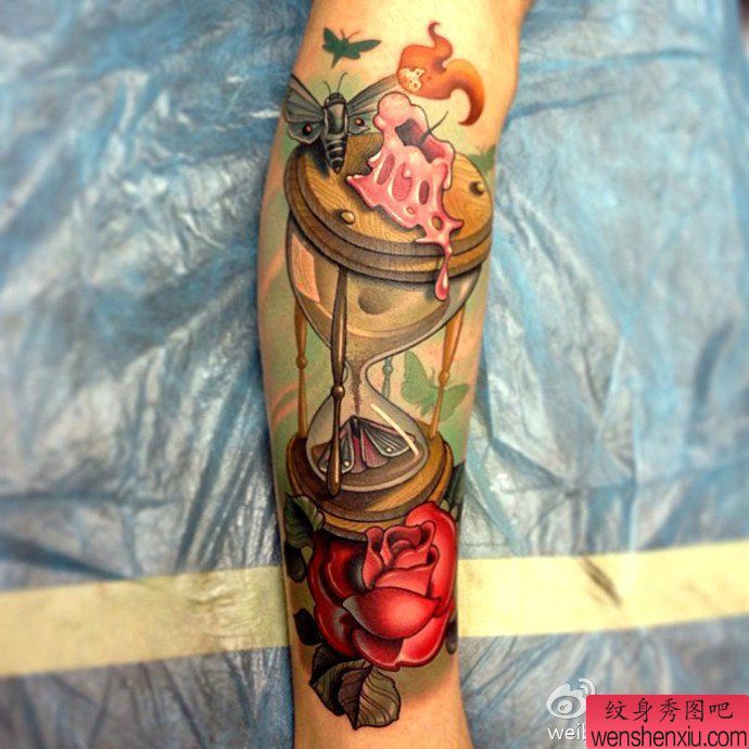 一幅胳膊彩色沙漏纹身图案