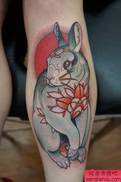 女人腿部兔子纹身图案