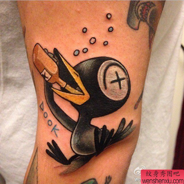 一幅胳膊小黑鸭纹身图案