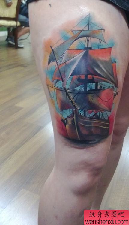 一幅腿部school风格的彩色帆船纹身图案