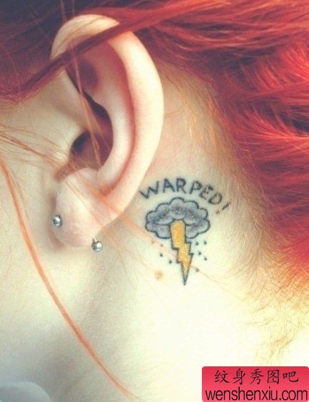 一幅耳后闪电云纹身图案