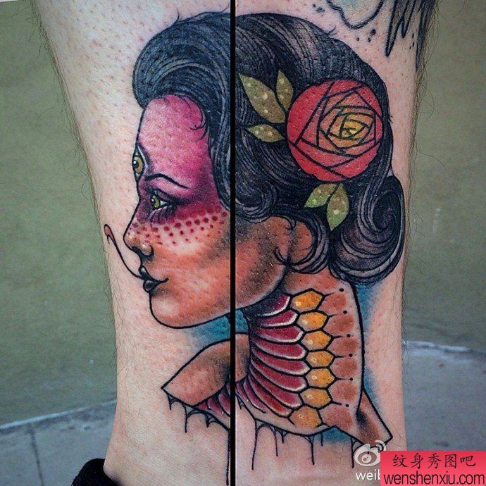 一幅腿部彩色女郎纹身图案