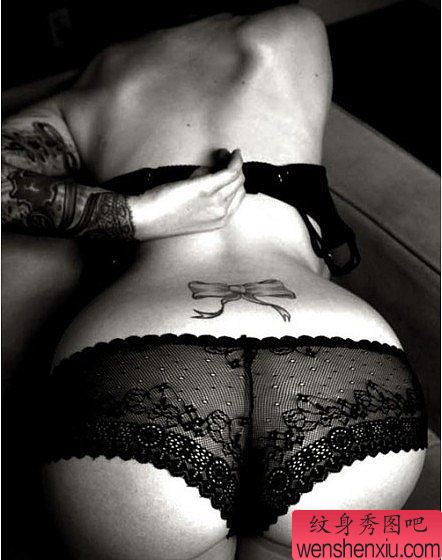 纹身秀图吧推荐一幅女人腰部蝴蝶结纹身图案