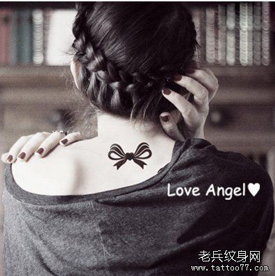 女人颈部小清新蝴蝶结纹身图案