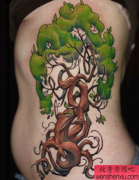 腰部彩色树纹身图案