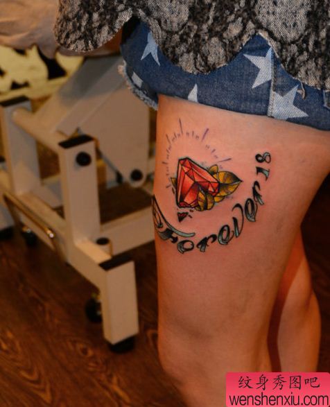 腿部彩色钻石字母纹身图案