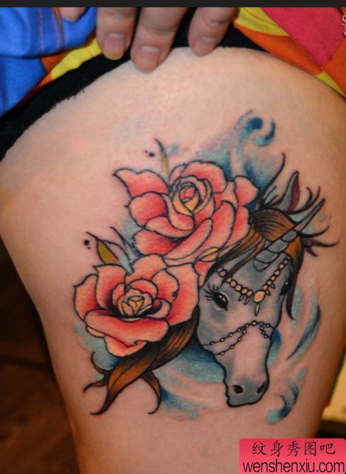一幅女人腿部个性独角兽纹身图案