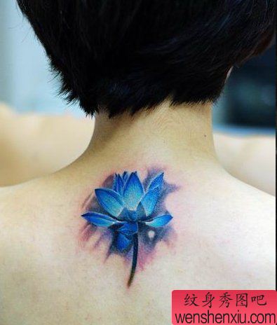 一幅颈部彩色莲花纹身图案