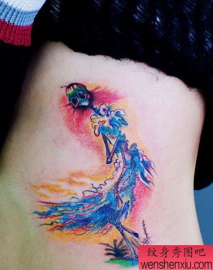 女人侧腰彩色个性纹身图案