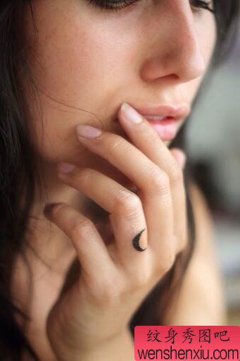 一幅手指小清新月亮纹身图案