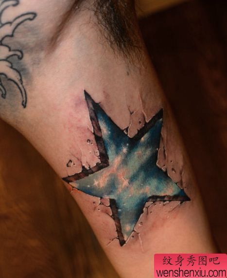 手臂彩色星空烙印五角星纹身图案