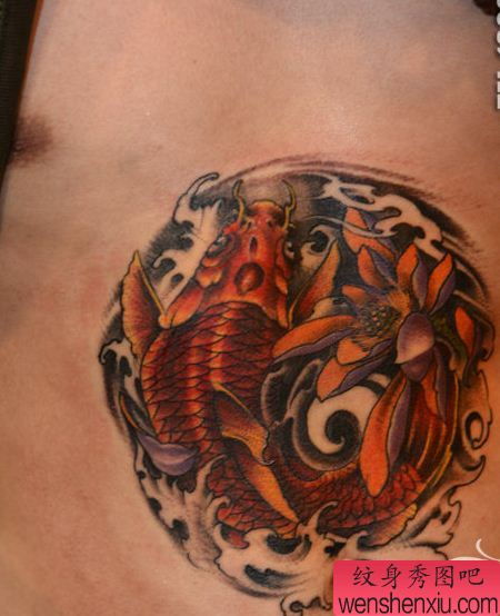 一幅胸部传统锦鲤纹身图案