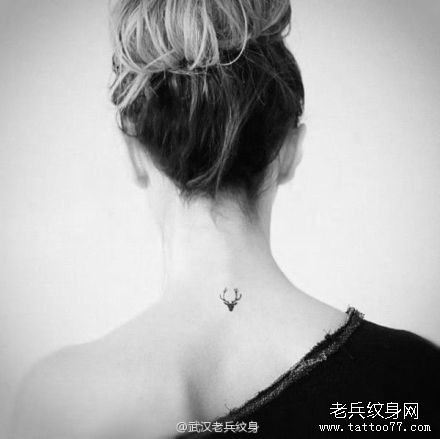 女人颈部小清新小鹿纹身图案