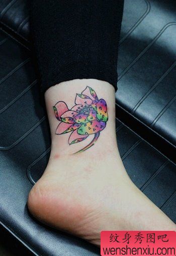 腿部彩色莲花纹身图案