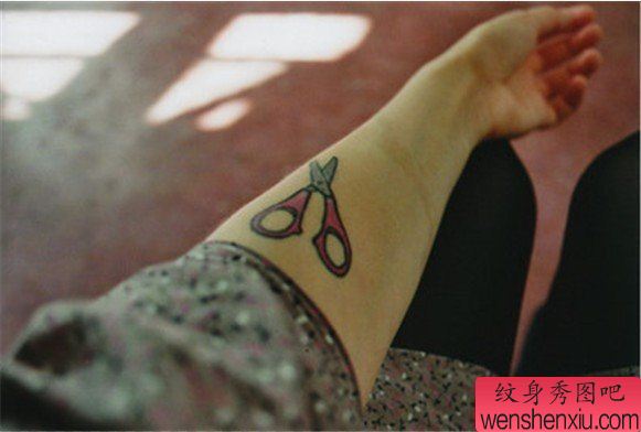 手臂剪刀纹身图案